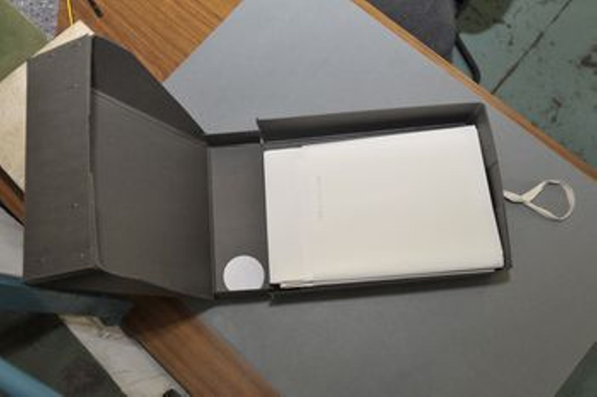 Un document reconditionné en carton neutre.