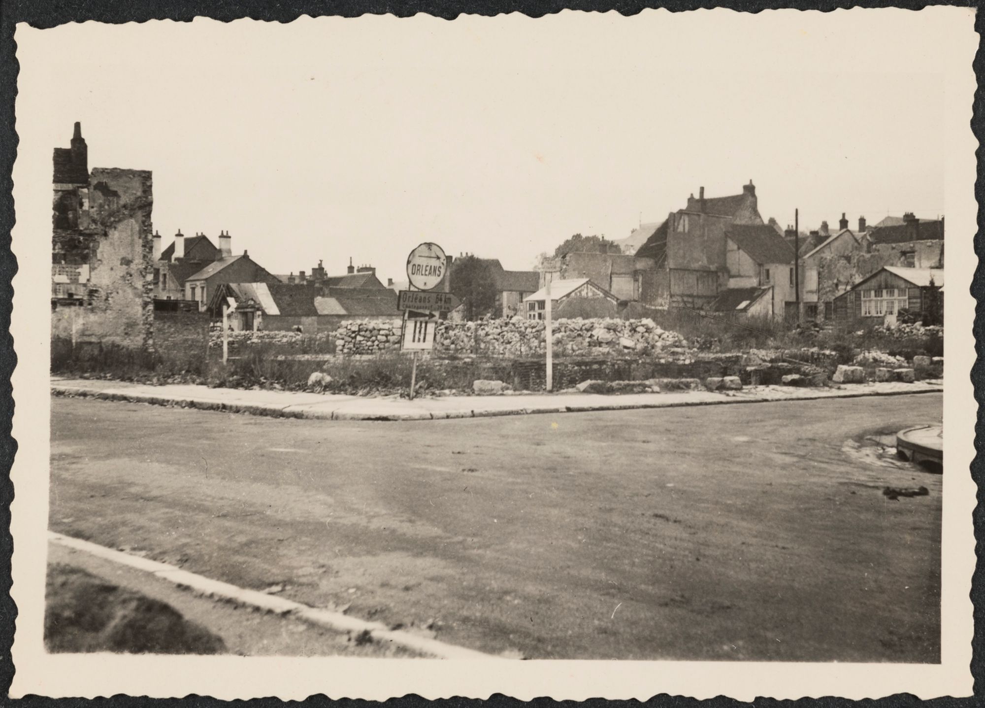 Panneau « Orléans » dans une ville de Gien en ruine, 1940. 