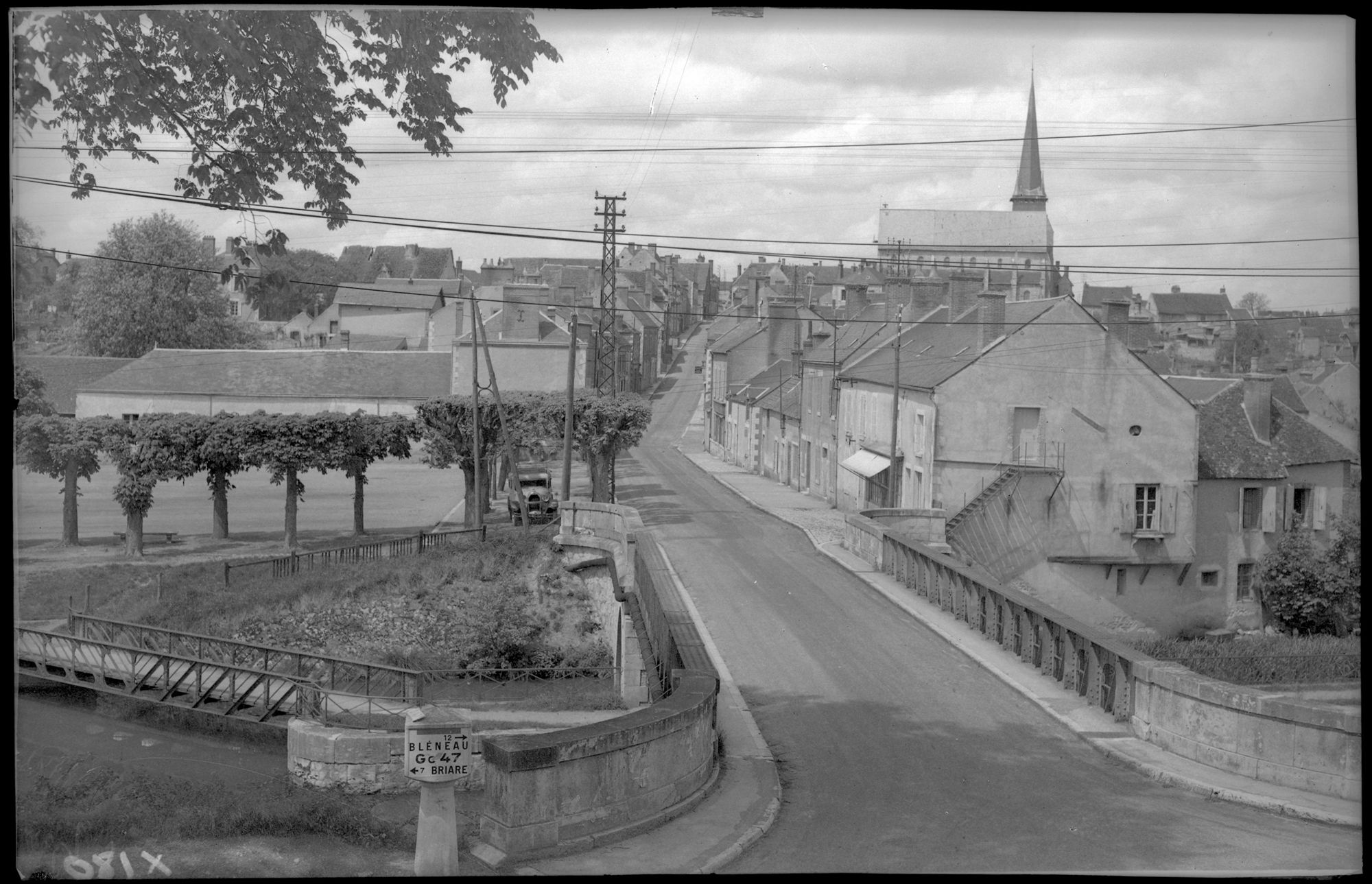 Signalisation béton « Bléneau Briare » à Ouzouer-sur-Trézé, [1900-1920].