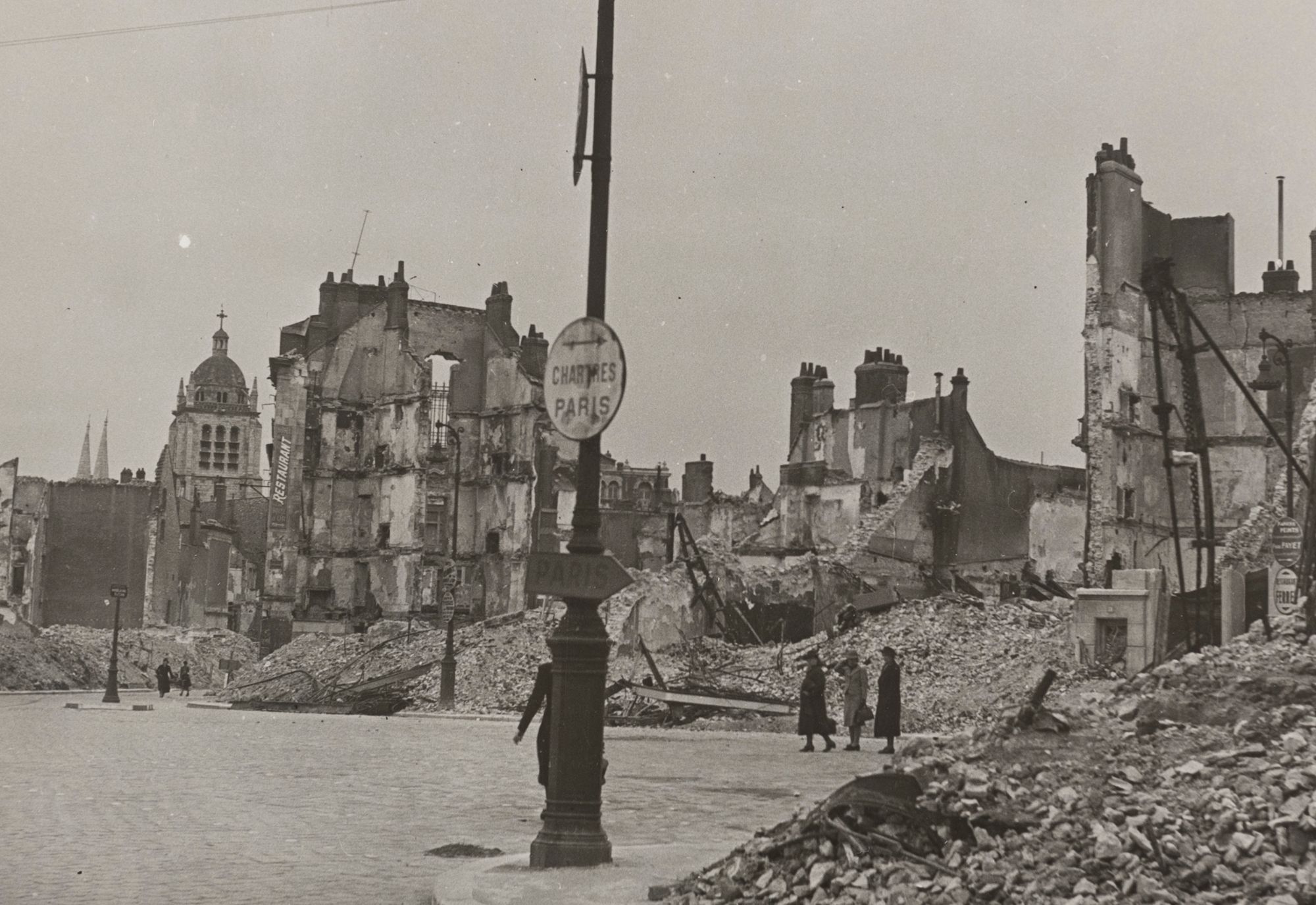Panneau « Chartres Paris » dans Orléans après les bombardements de 1940, 19 juillet 1940. 