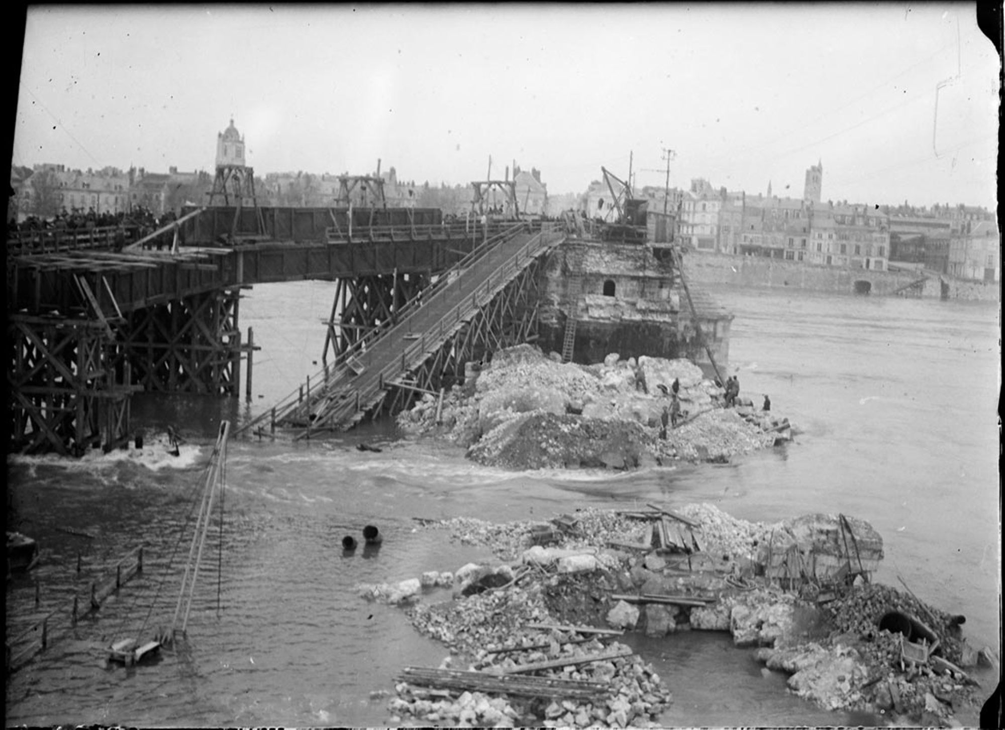 Passerelle permettant la circulation des piétons, Orléans, 1944