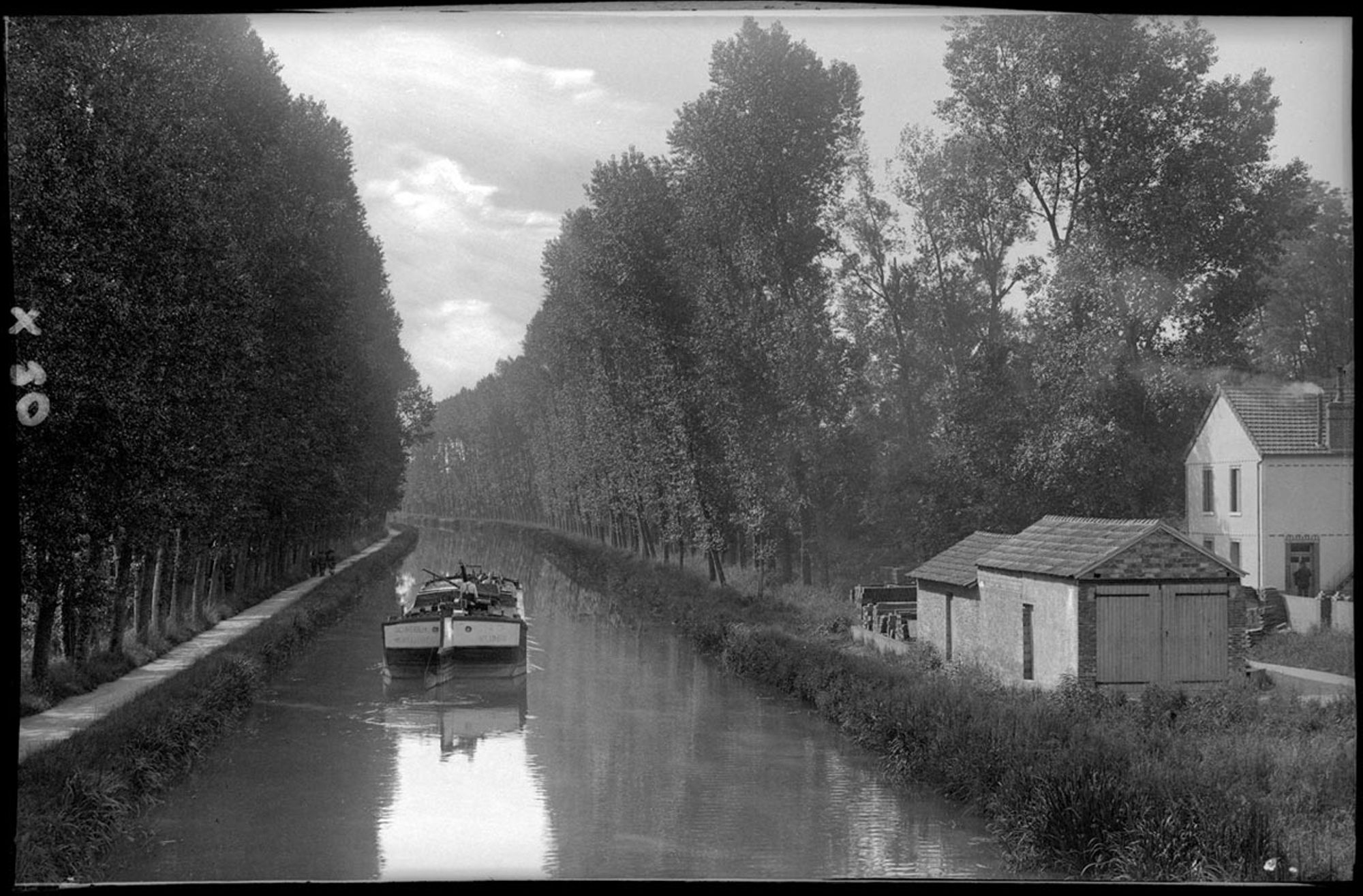 Bateau sur le canal, Beaulieu-sur-Loire, vers 1900-1920
