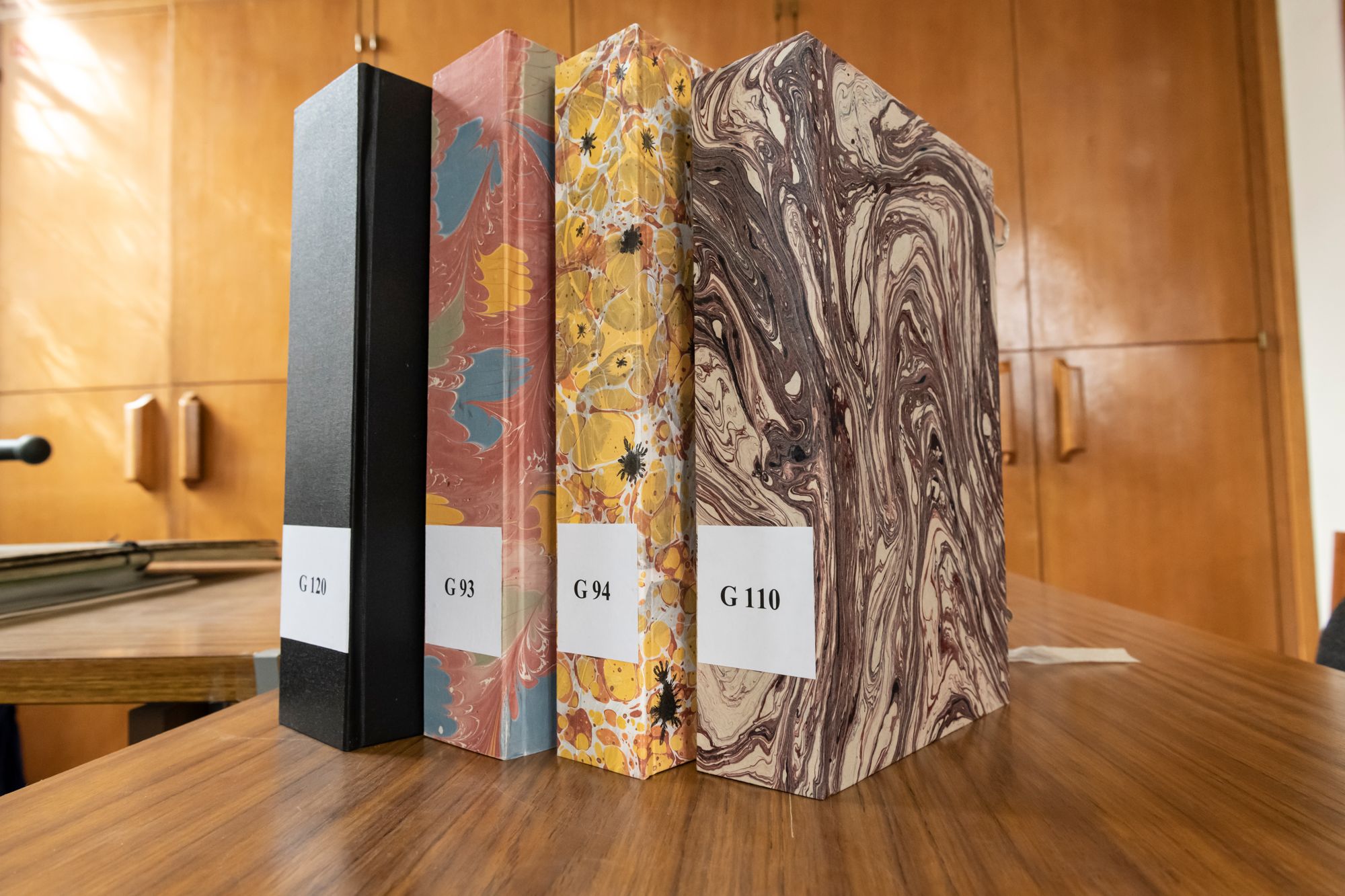 Chantier des collections : réalisation de boîtes sur-mesure par l'atelier reliure 