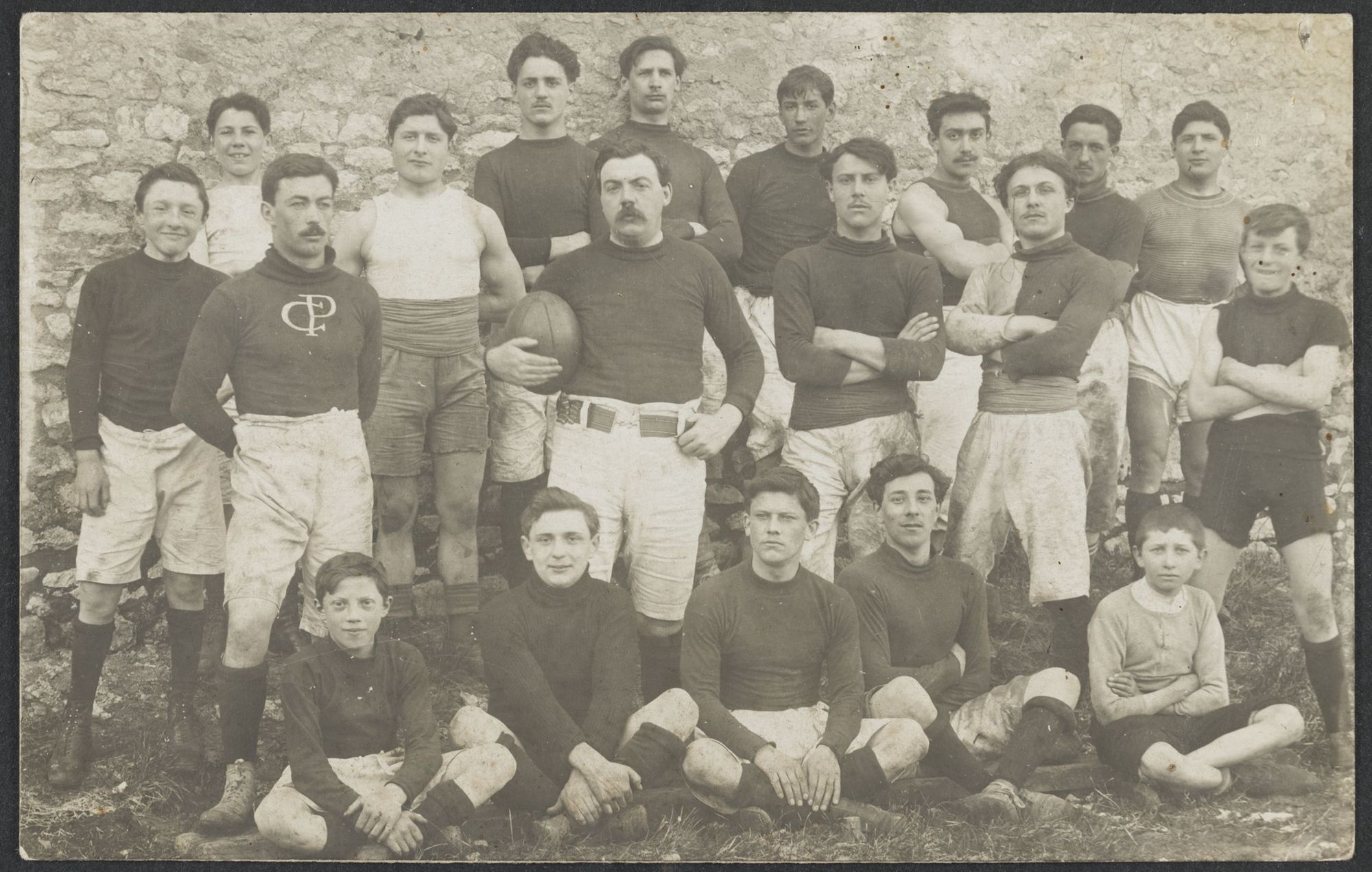 Equipe de rugby du stade Français sur le terrain de l’allée des platanes à Châlette, 1910.