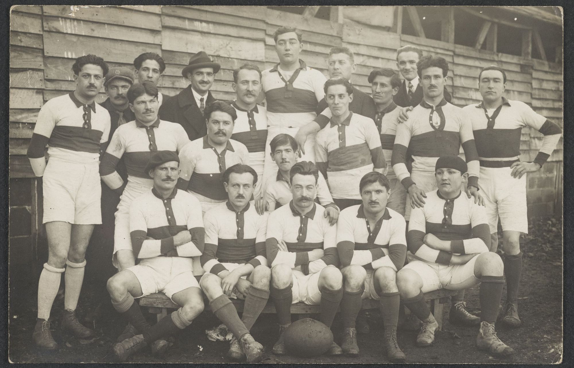 Reconstitution de l’équipe de rugby de l’Union Sportive Montargoise, saison 1919/1920.