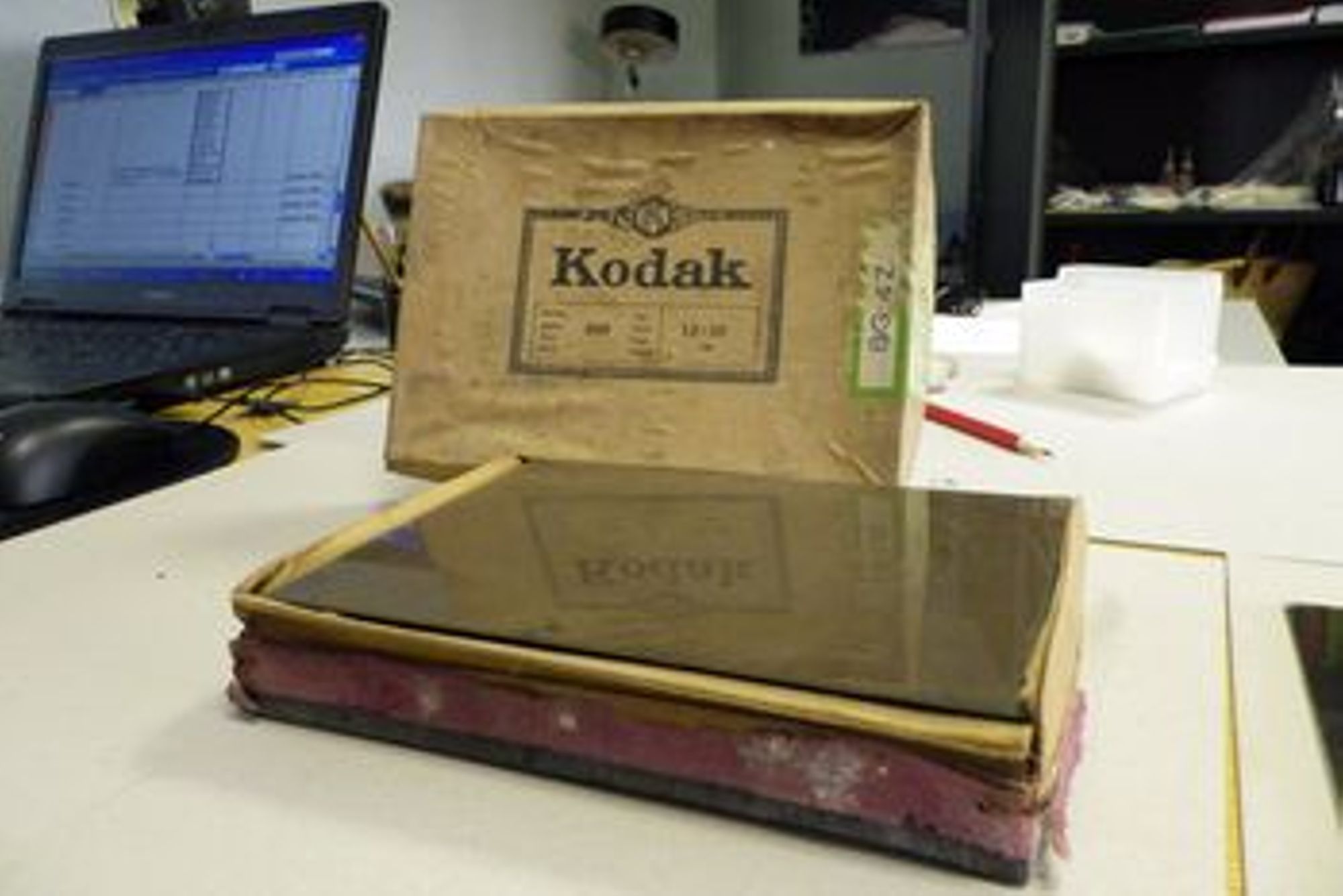 Les plaques de verre dans leurs boîtes d’origine