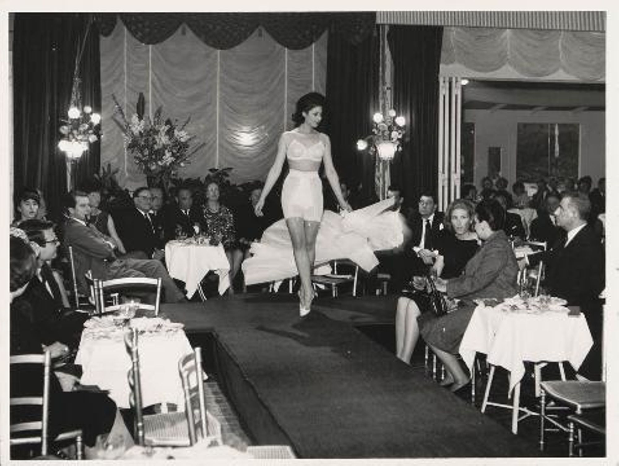 Défilé "Carnet de Belles" au pavillon d'Armenonville (1963).