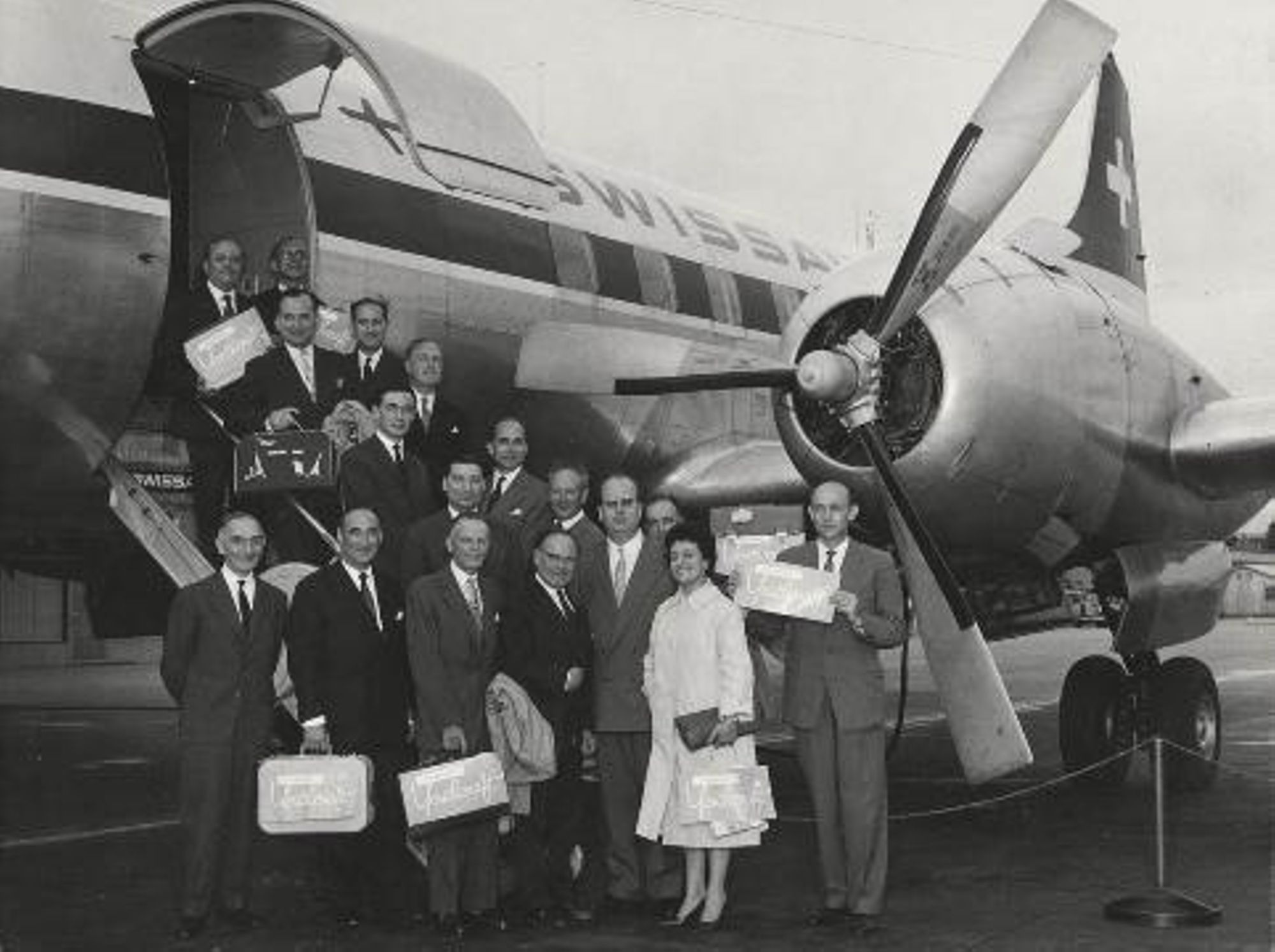 Représentants de Depallier-Prestige à la descente d’un avion (années 1960).