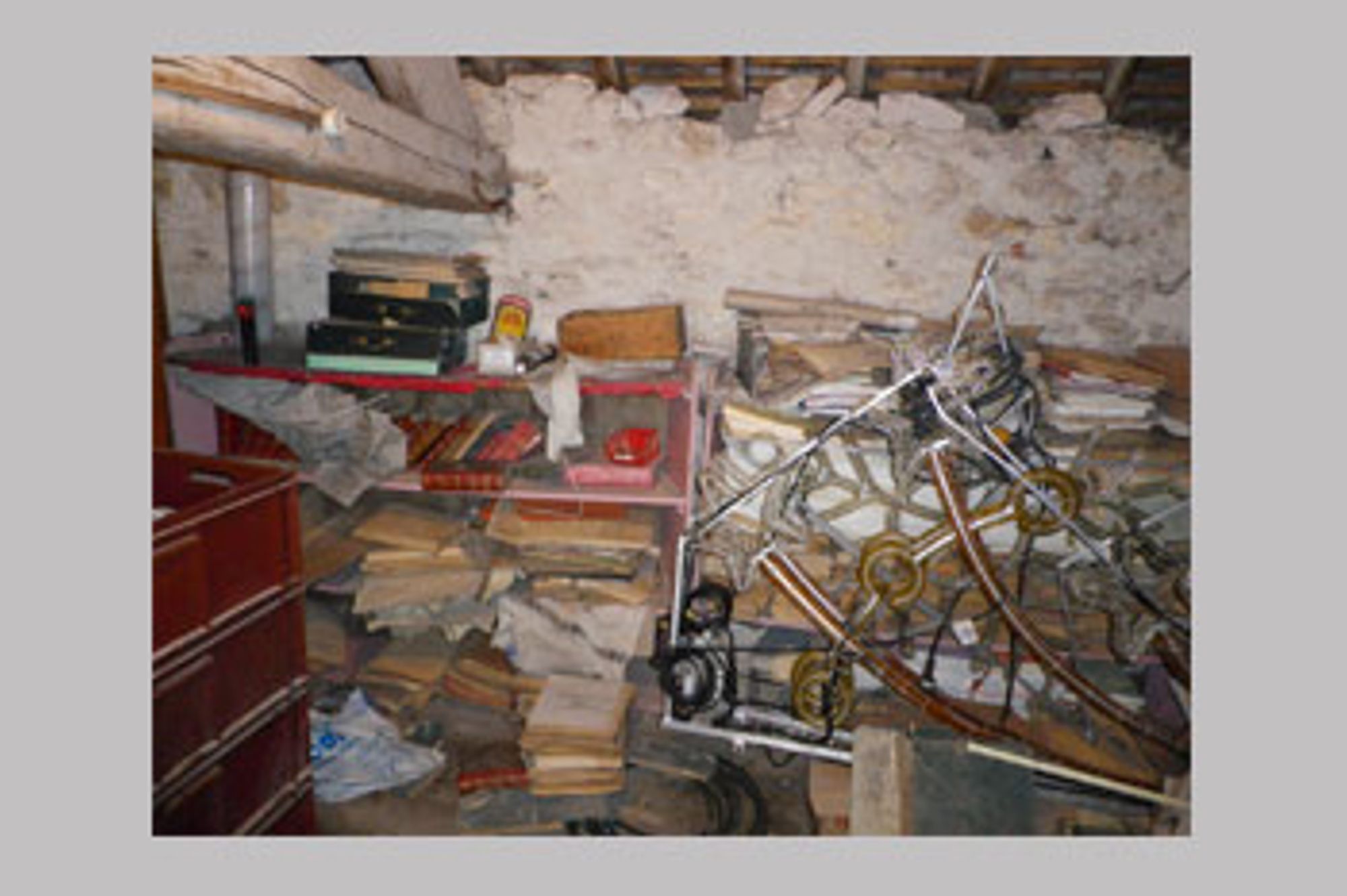 Archives entreposées dans un grenier